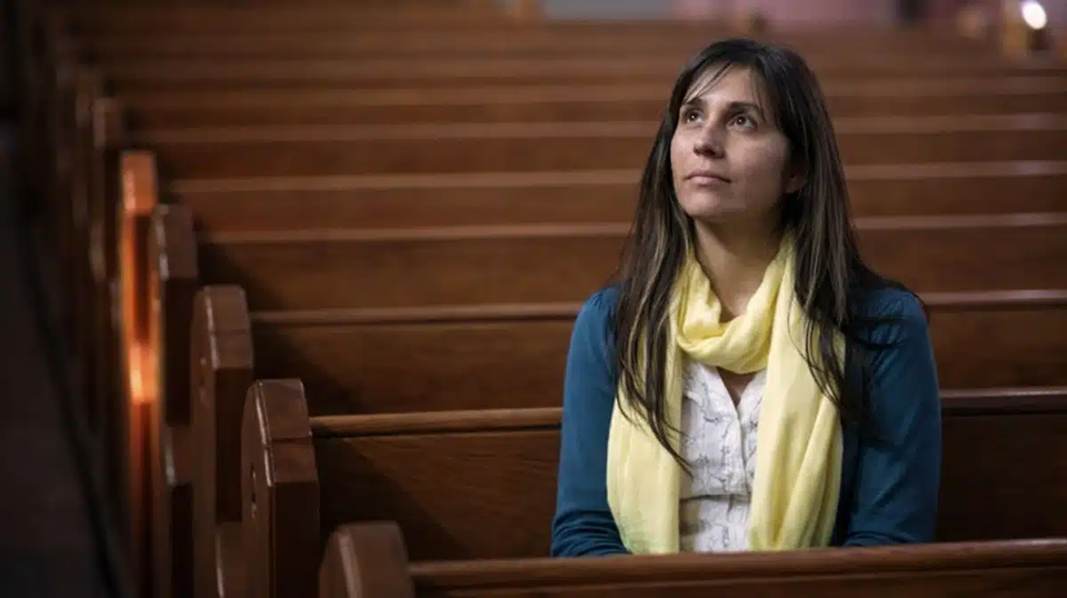 Acompañar a la mujer herida: una tarea de la Iglesia y de la sociedad