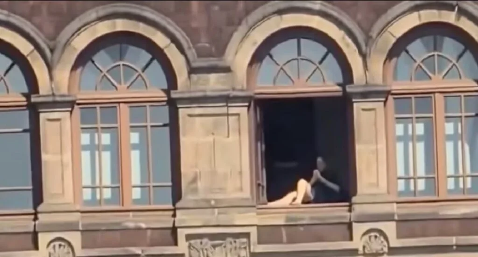 Admite Sheinbaum que mujer tomó el sol en ventana de Palacio Nacional, ya fue sancionada