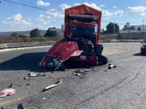 Chocan dos tractocamiones de frente sobre la carretera federal Amozoc-Acajete