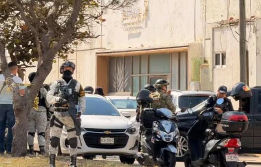 Irrumpen hombres armados en oficinas de Coatzacoalcos; cinco personas mueren 