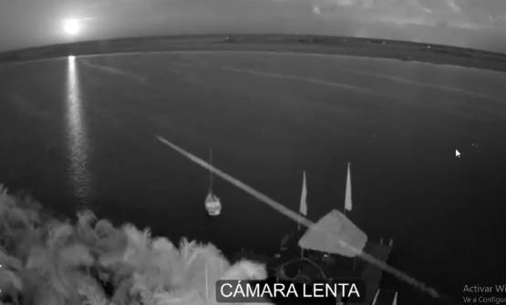 VIDEO Extraña figura cruza a toda velocidad la Laguna de Bacalar 