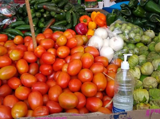 Golpea al bolsillo el alza de limón, jitomate y tomate en mercados de Tehuacán