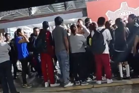 Padres de familia protestan en la Técnica 86 por presunto desvío de recursos del comité escolar