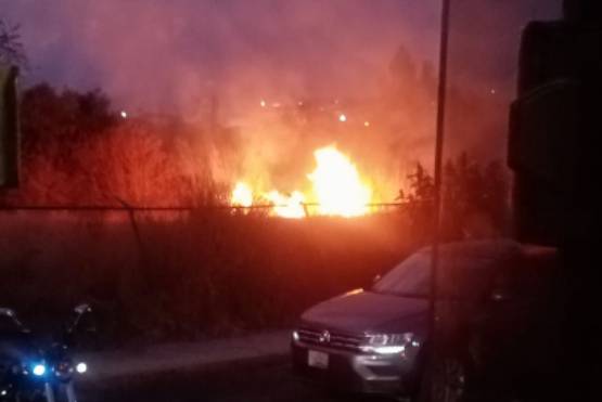 En Atlixco incendio de pastizales alarma a estudiantes de la prepa Simón Bolívar de la BUAP