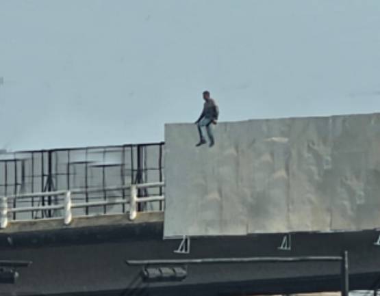 Autoridades logran bajar a hombre que permanecía en estructura de puente en Bulevar Norte Autoridades logran bajar a hombre que permanecía en estructura de puente en Bulevar Norte