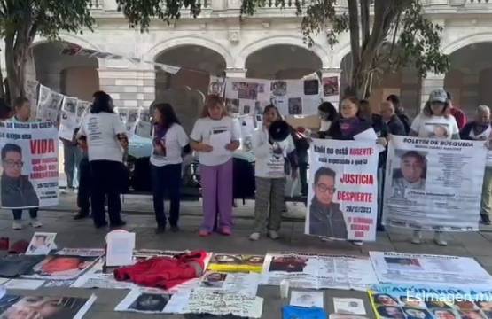 Madres buscadoras realizan protesta pacífica en el Zócalo de Puebla este 8 de marzo