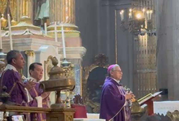 Obispo auxiliar ora por mujeres desaparecidas durante misa del 8M en la Catedral de Puebla
