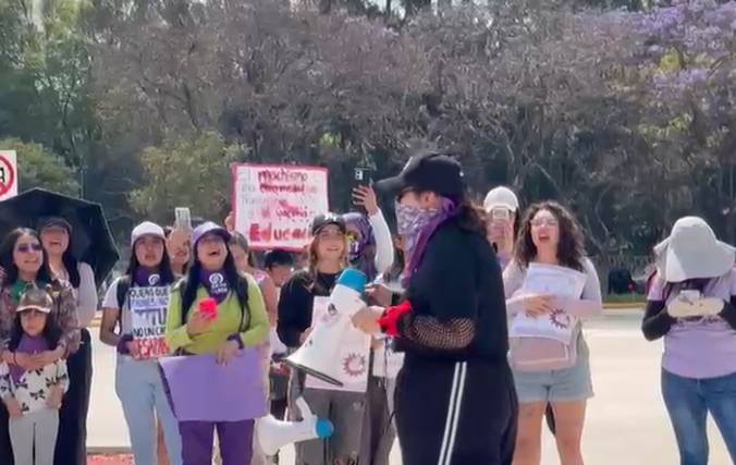 Colectivas realizan pase de lista de víctimas de feminicidio frente a la Fiscalía durante marcha del 8M