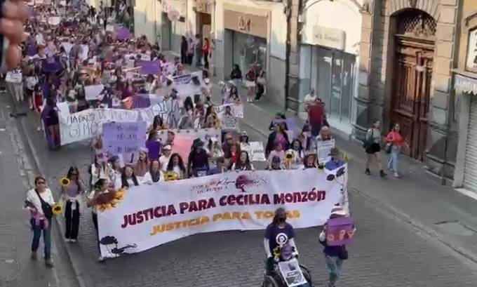 Marchan colectivas para recordar feminicidios en Puebla: exigen frenar violencia de género 