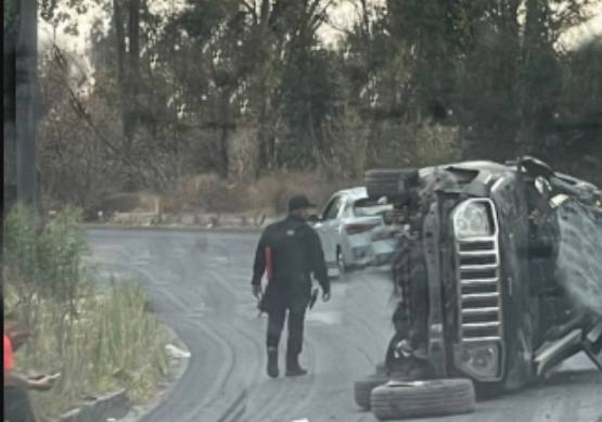 Vuelca vehículo tras accidente en Bulevar Vicente Suárez rumbo a La Margarita