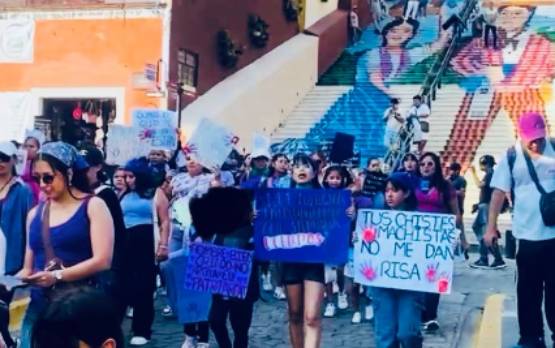 Atlixco se pinta de morado: cientos marchan por justicia y contra la violencia 