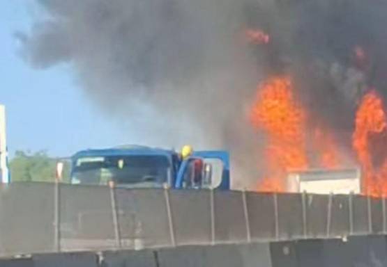 Choque e incendio entre tráileres provoca cierre en el Arco Norte 