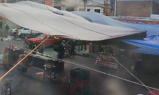 Fuertes ráfagas de viento afectan al tianguis regional de Atlixco