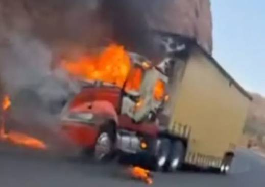 Tráiler se incendia mientras circulaba en la carretera Izúcar–Acatlán