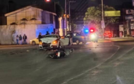 Choque entre automóvil y motocicleta deja dos lesionados en El Mirador