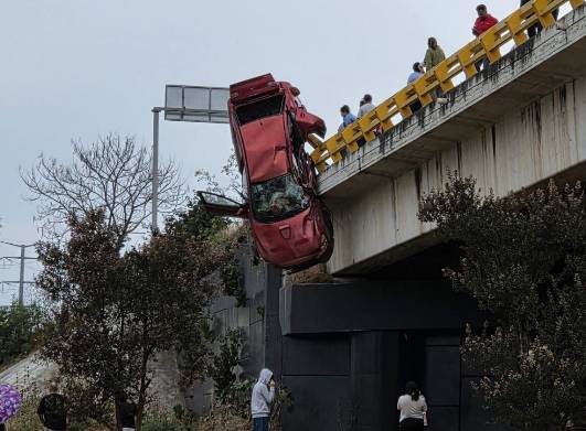 Automóvil queda suspendido sobre puente tras choque sobre Periférico 