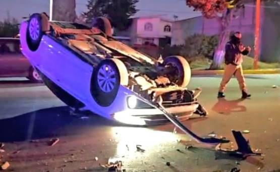 Choque entre dos autos deja volcadura en Ciudad Serdán 