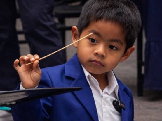 Niño de la Mixteca poblana dirige orquesta 