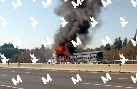 Se calcina tractocamión en la México-Puebla a la altura de Tlalancaleca