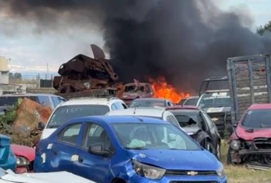 Incendio en corralón de Cuautlancingo deja unidades siniestradas