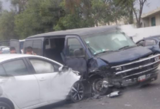 Choque entre camioneta y auto deja daños materiales en San Salvador El Verde