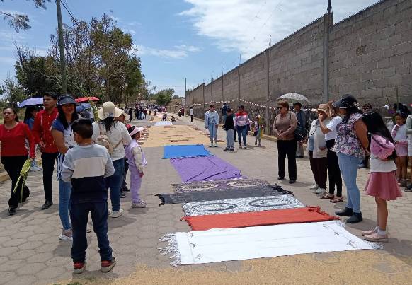El Verde mantiene viva el tendido de rebozos durante el Domingo de Ramos