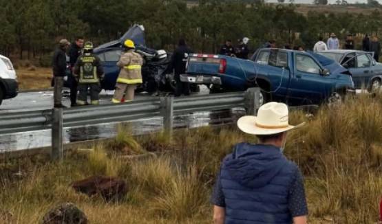 Se registra fuerte accidente en la Tlaxco-Tejocotal entre tres unidades 