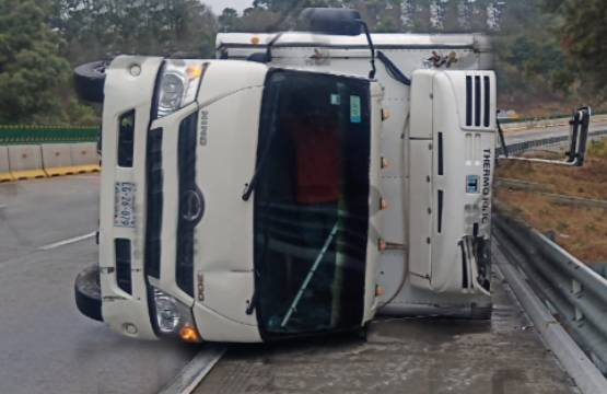 Vuelca camioneta en la México–Puebla; no hay lesionados