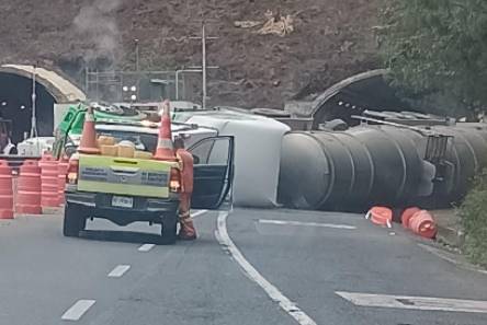 Volcadura de tráiler genera cierre en la México-Tuxpan en Huauchinango 