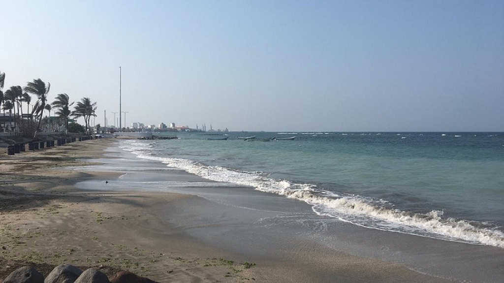 Familia expone las manchas en la piel que les brotaron después de estar en playa contaminada de Veracruz 