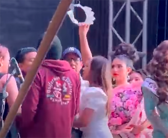 VIDEO Arrebata mujer la corona a reina de Acatlán en plena ceremonia