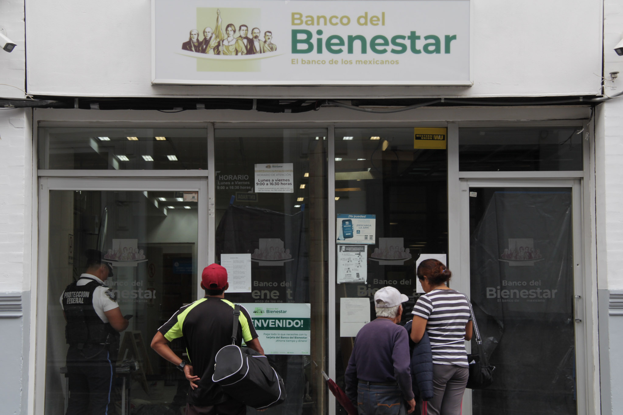 Delincuentes roban un millón de pesos del Banco del Bienestar de San Andrés Cholula