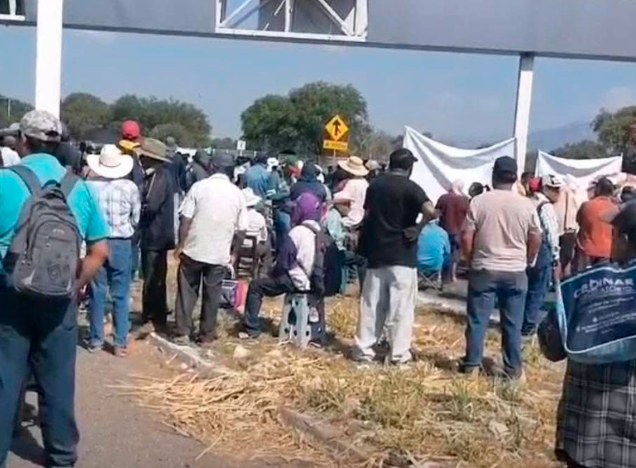 Vecinos de Altepexi protestan por falta de agua en carretera Tehuacán–Teotitlán  