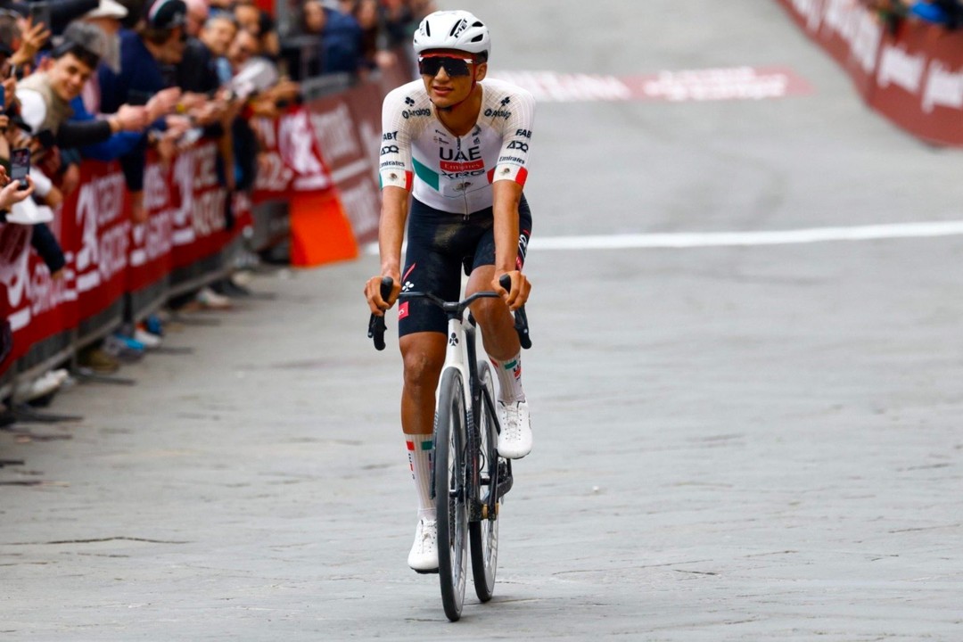 Isaac del Toro sube al podio en la Strade Bianche 2026