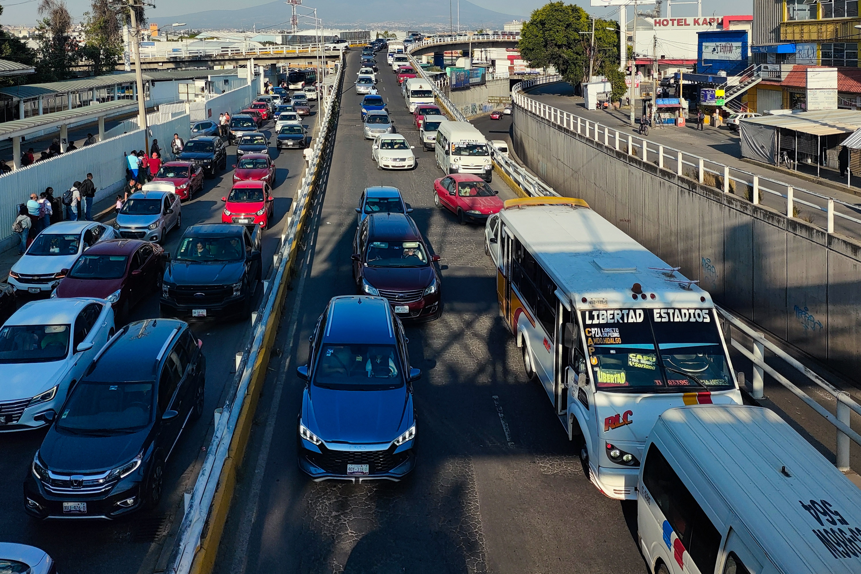 Un hombre intentó lanzarse al arroyo vehicular desde el puente de la CAPU 