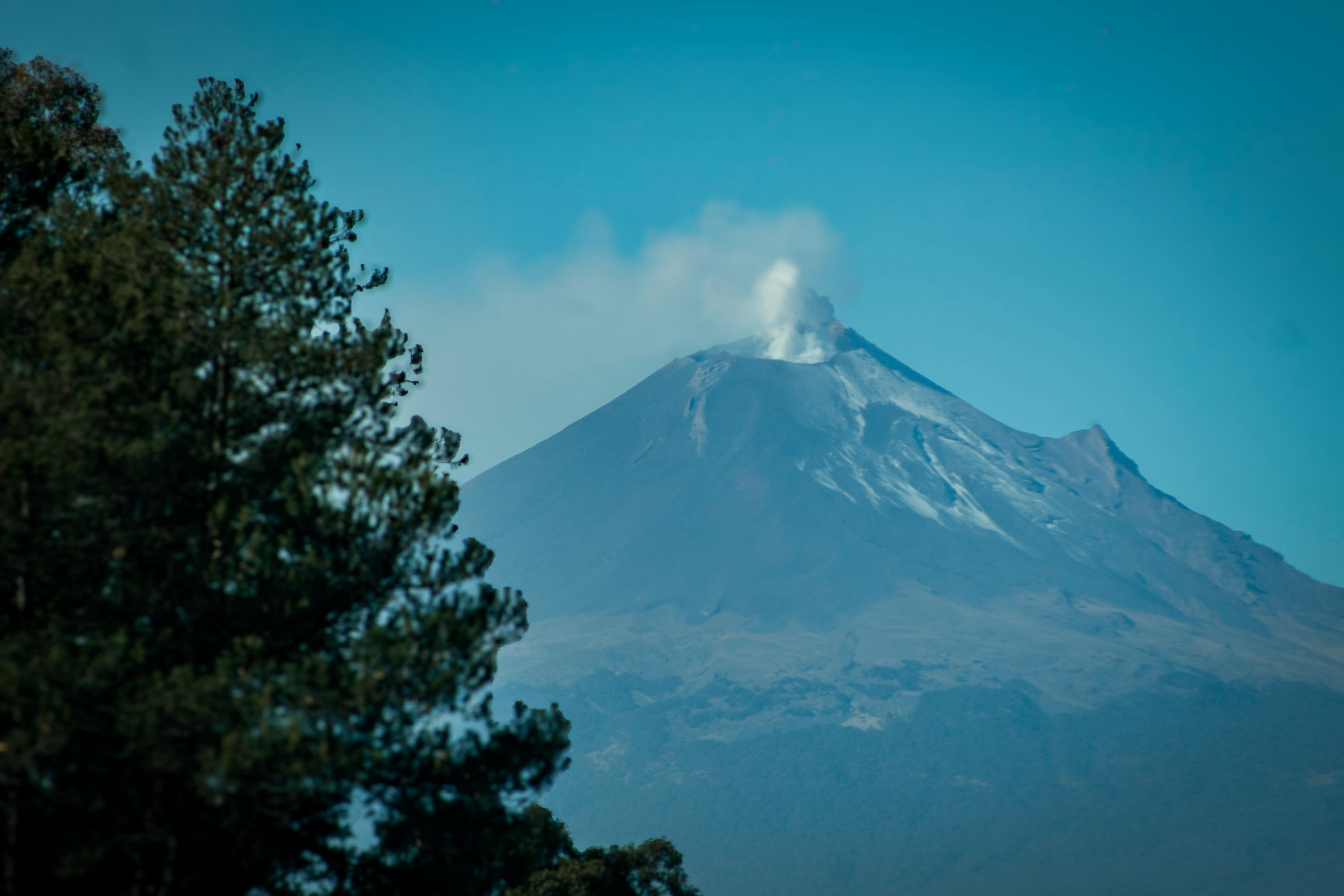 VIDEO El volcán Popocatépetl amanece con una pequeña fumarola