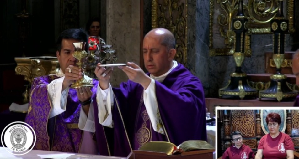 Piden por la paz en todo el mundo durante la Misa en Catedral 