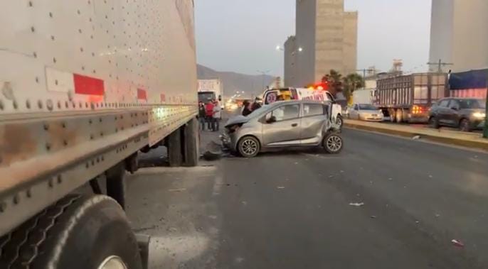 Unidad impacta contra caja de tráiler en Tecamachalco; hay un herido de gravedad 