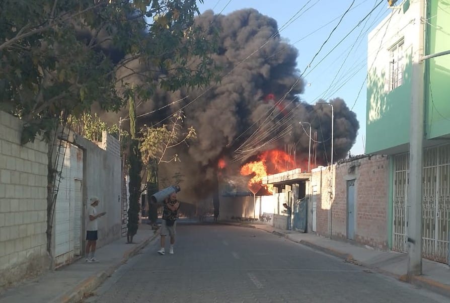 Incendio de inmueble moviliza a cuerpos de emergencia en Los Frailes, Tehuacán