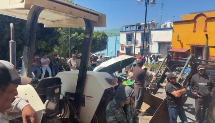 Campesinos de Tecamachalco se manifiestan por falta de servicios de CFE