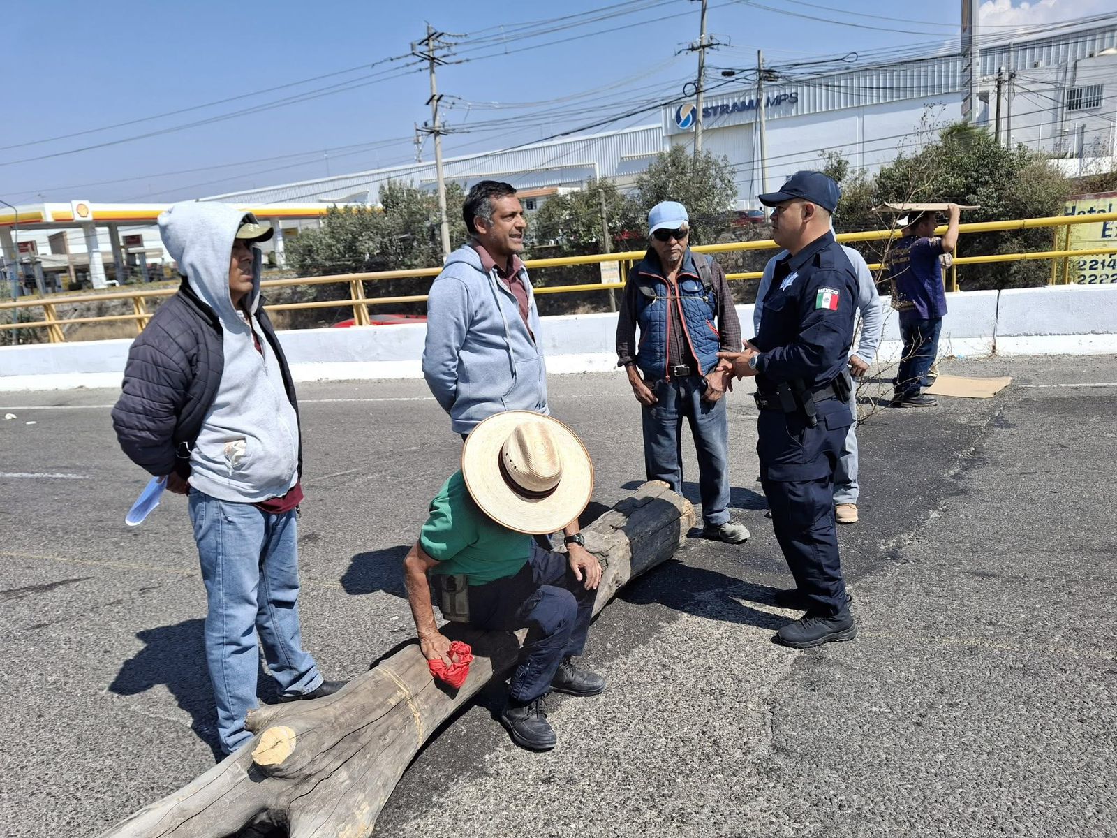 Vecinos de San Miguel Espejo cierran lateral de autopista Puebla-Orizaba