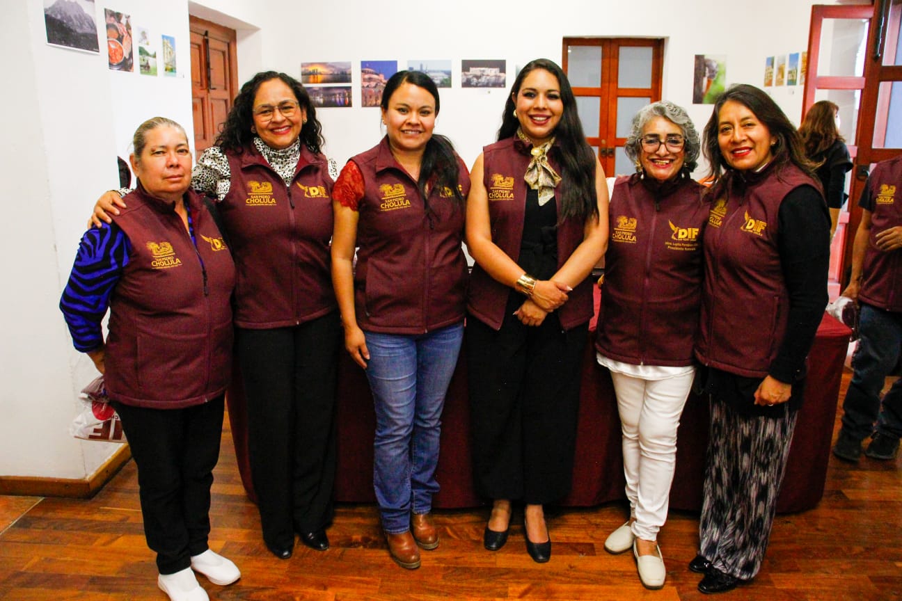 Entrega Tonantzin Fernández uniformes a personal del DIF Municipal