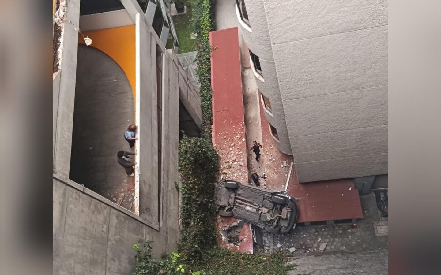 3 personas resultaron lesionadas cuando un auto cayó 10 metros de altura en CDMX