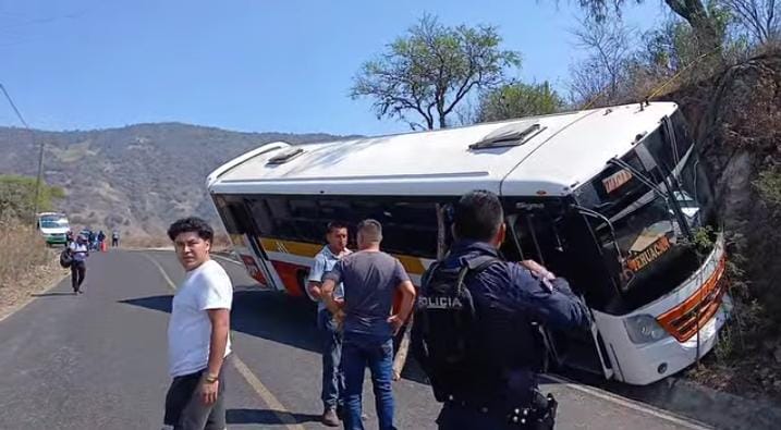Choca autobús de pasajeros con ladera de cerro en carretera Coxcatlán-Zoquitlan