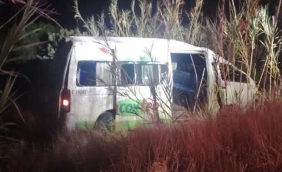 Seis pasajeros lesionados tras volcadura de combi en Coxcatlán 