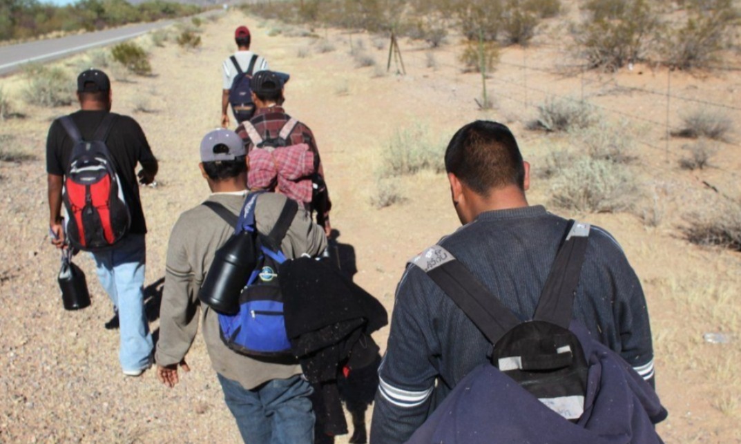 Rescatan a migrantes que fueron abandonados por traficantes en el desierto de Arizona 