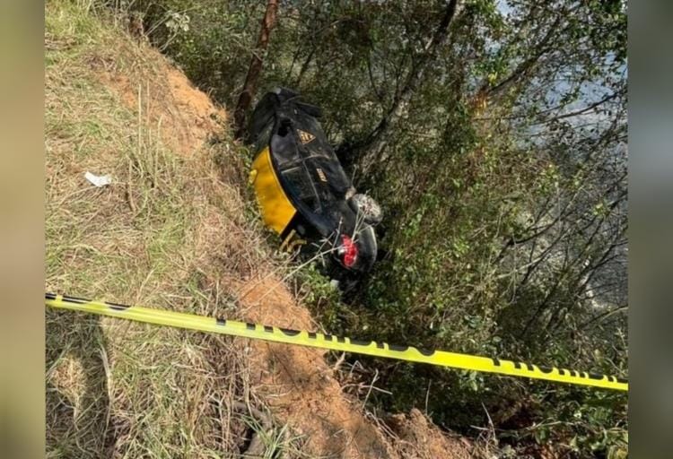 Taxi cae a barranco en Coyomeapan