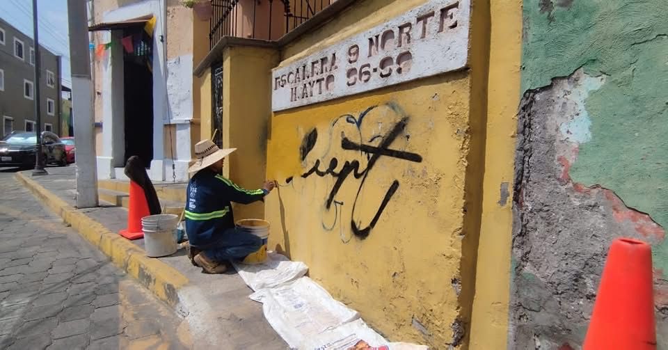 Grafitean emblemáticas escaleras de Atlixco