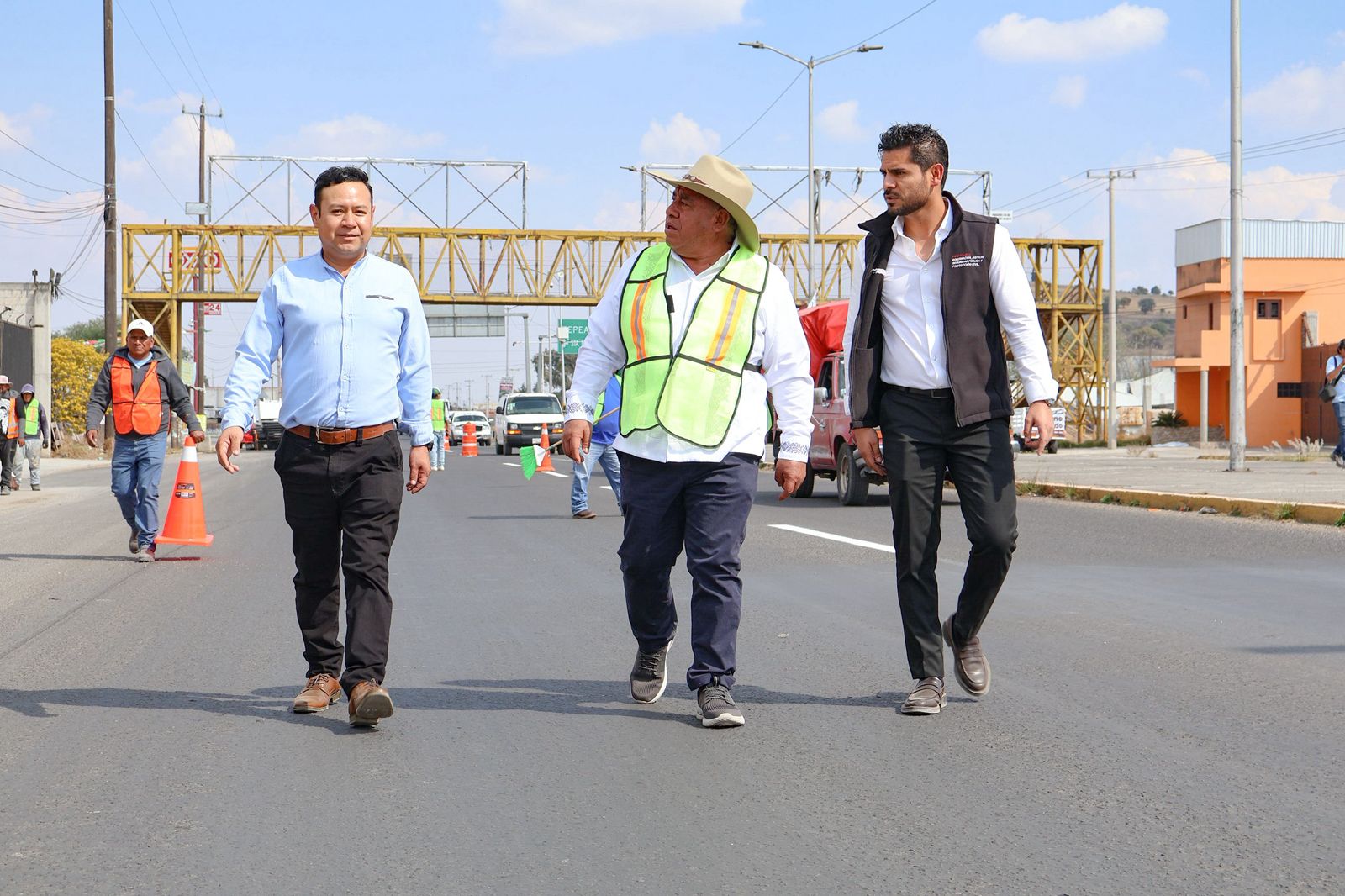 La carretera federal de Amozoc recibe mantenimiento y aplicación de pintura por el Gobierno Municipal y Estatal