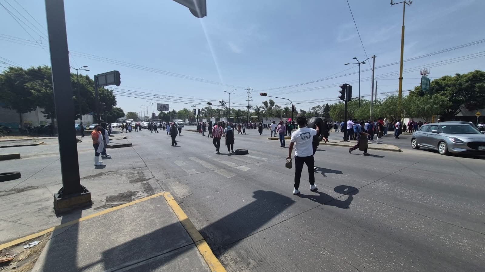 Comerciantes del Mercado Morelos cierran crucero de la Pepsi